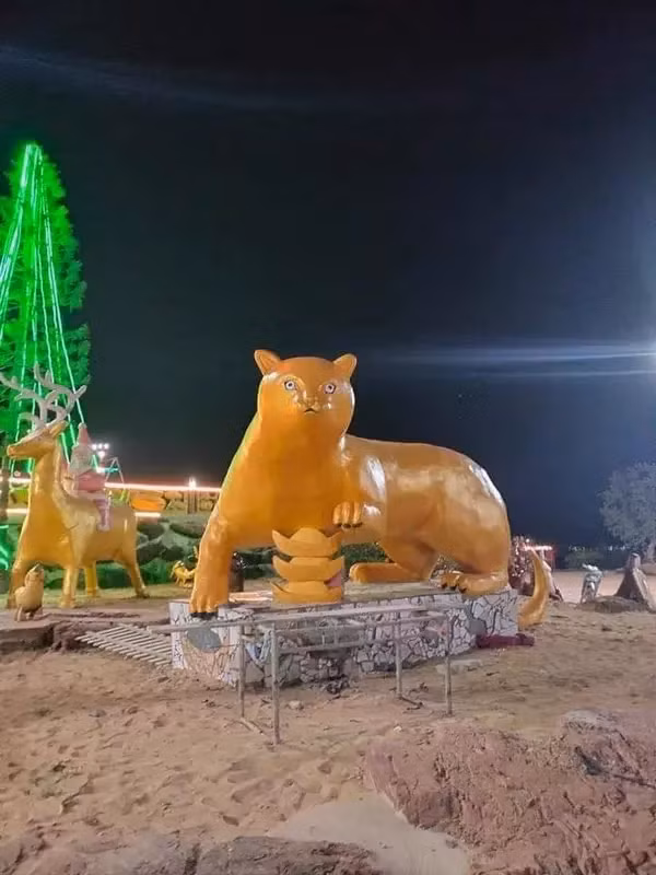 Trước đó tượng linh vật mèo ở Thanh Hóa cũng gây cười bởi gương mặt được đánh giá giống chuột chù.