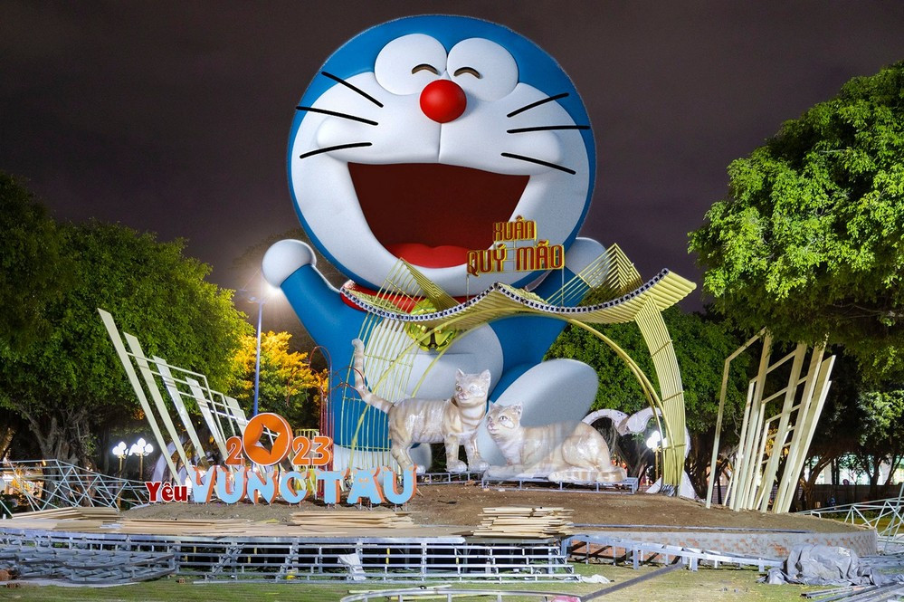 Chú mèo máy Doraemon khổng lồ cực nổi bật bên cạnh 2 chú "tiểu hổ" cũng gây sốt trên MXH. Ảnh: FB 60giay.com