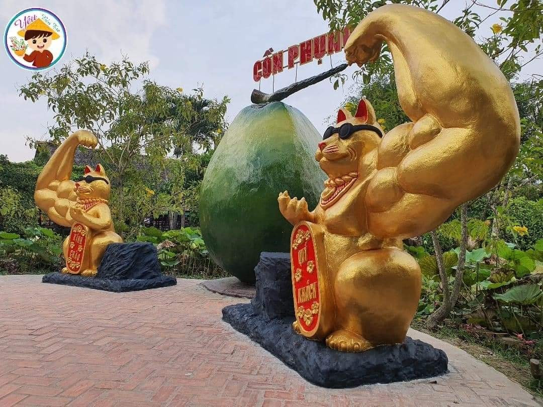 Ngoài ra linh vật mèo này còn được đeo thêm kính đen, cùng với cánh tay lực điền trông nó cực ngầu. Ảnh: Kun Mon