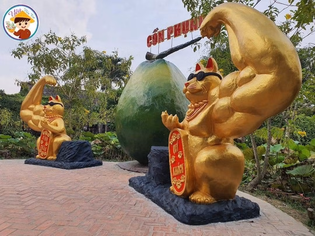 Ngoài ra linh vật mèo này còn được đeo thêm kính đen, cùng với cánh tay lực điền trông nó cực ngầu. Ảnh: Kun Mon