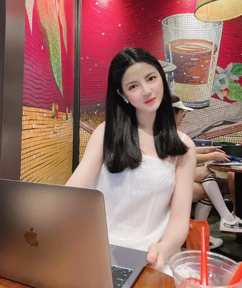 Chu Thanh Huyền sinh năm 1994. Sở hữu gương mặt và vóc dáng cực phẩm, Huyền rất nổi tiếng trên mạng.