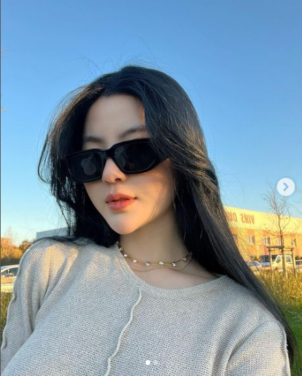 Cuối năm ngoái, Quang Hải đã đáp chuyến bay từ Pháp trở về nước, đồng hành cùng chân sút trẻ chính là bạn gái Chu Thanh Huyền.