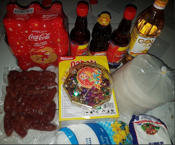 Trước đó, vào dịp Tết năm 2018, nam sinh Nguyễn Tấn Thành, sinh viên Trường ĐH Kinh tế - Kỹ thuật Bình Dương cũng từng khiến dân mạng xuýt xoa khi được chủ nhà trọ chu đáo tặng quà Tết.