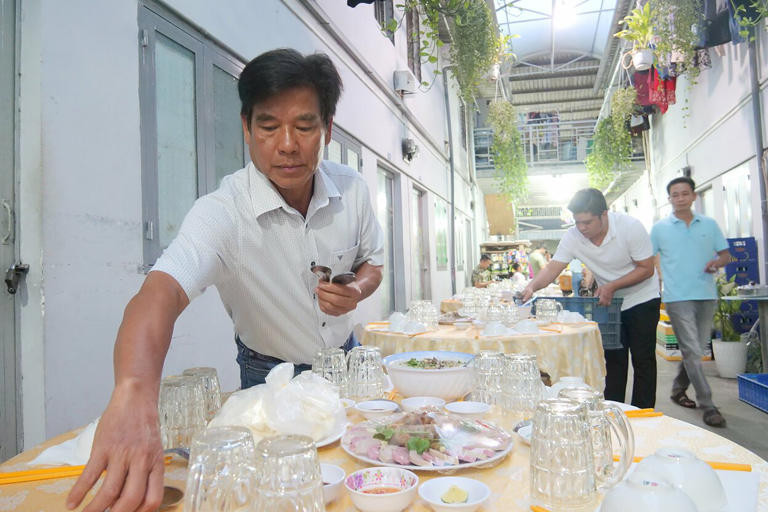 Ông chủ nhà trọ ở TP HCM tên Nguyễn Thành Tâm gây sốt trên MXH khi trong suốt 17 năm mở tiệc đãi Tất niên khách thuê phòng.