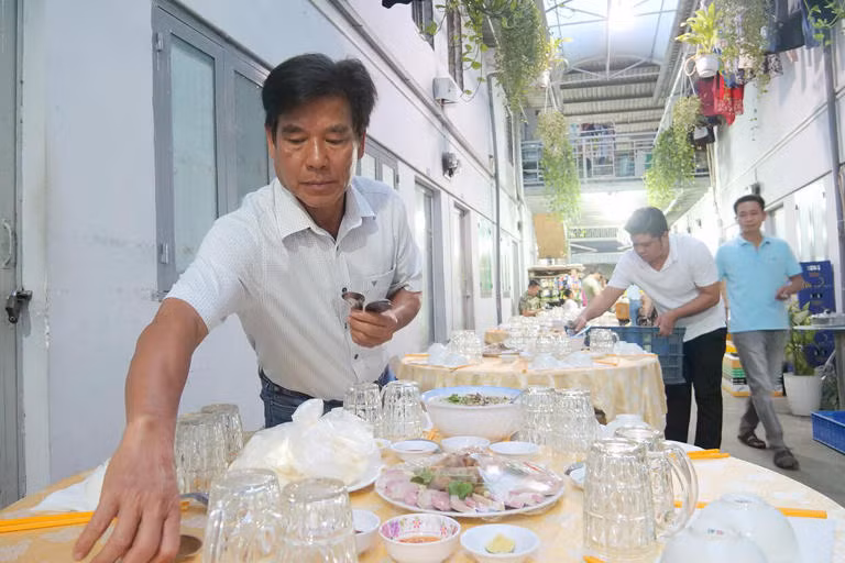 Ông chủ nhà trọ ở TP HCM tên Nguyễn Thành Tâm gây sốt trên MXH khi trong suốt 17 năm mở tiệc đãi Tất niên khách thuê phòng.