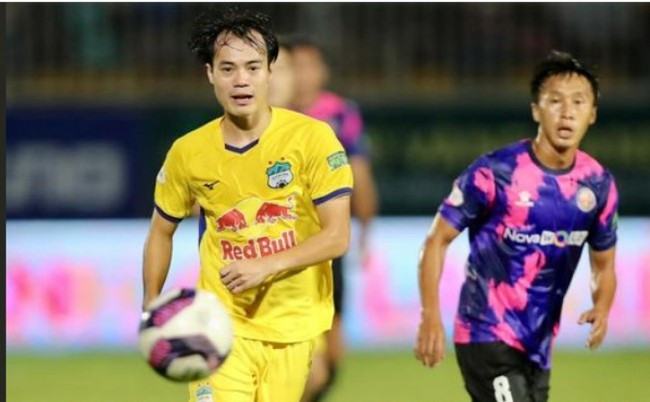 Cầu thủ quê Hải Dương gắn bó với đội bóng Phố Núi từ năm 11 tuổi, với xuất phát điểm là học viện bóng đá HAGL Arsenal JMG. HAGL cũng gửi lời chúc Văn Toàn gặt hái thành công trên chặng đường sắp tới.