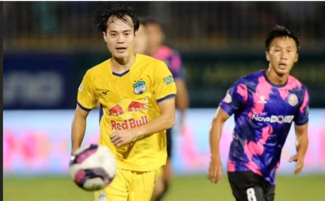 Cầu thủ quê Hải Dương gắn bó với đội bóng Phố Núi từ năm 11 tuổi, với xuất phát điểm là học viện bóng đá HAGL Arsenal JMG. HAGL cũng gửi lời chúc Văn Toàn gặt hái thành công trên chặng đường sắp tới.