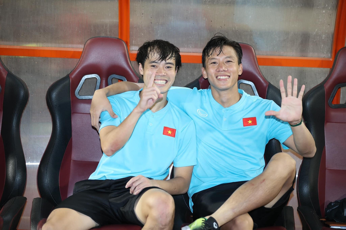 Ngay từ hiệp 1, Văn Toàn bất ngờ giành 2 bàn thắng, đóng góp phần lớn vào chiến thắng 4-1 của tuyển Việt Nam tại World Cup 2018.