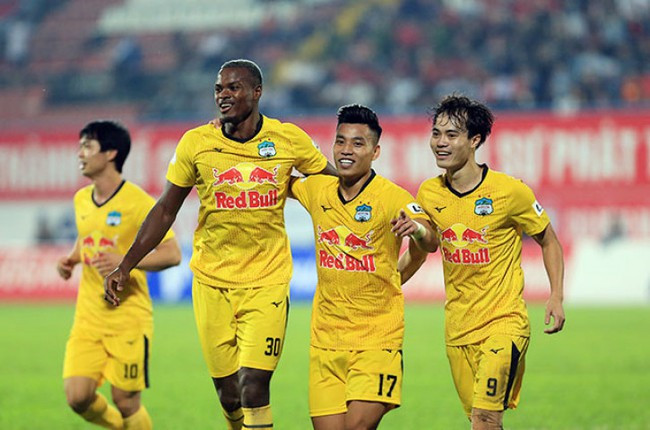 Văn Toàn sinh năm 1996, cao 1m69 và nặng 59 kg. Anh nổi tiếng với tốc độ xé gió và sự năng nổ, nhiệt tình trên hàng công.