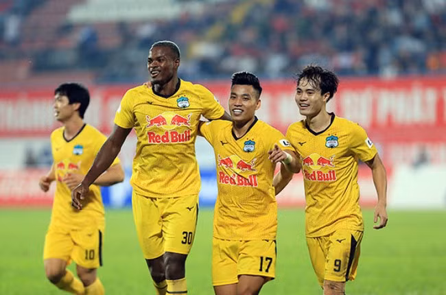 Văn Toàn sinh năm 1996, cao 1m69 và nặng 59 kg. Anh nổi tiếng với tốc độ xé gió và sự năng nổ, nhiệt tình trên hàng công.