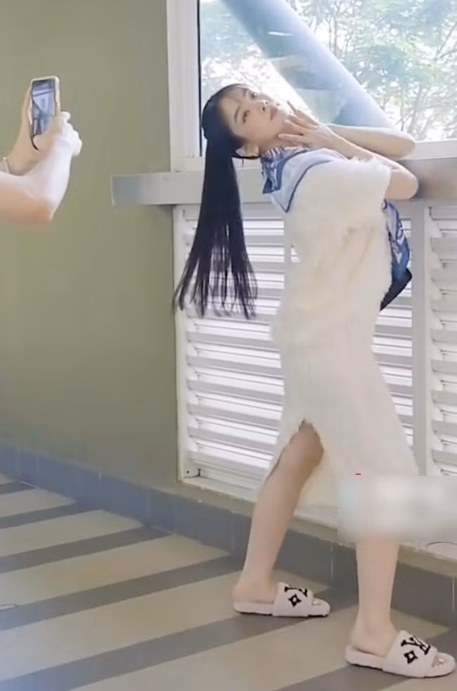 Trong nhiều khoảnh khắc tạo dáng, bạn gái Hồng Thanh còn bị soi eo lùm lùm.