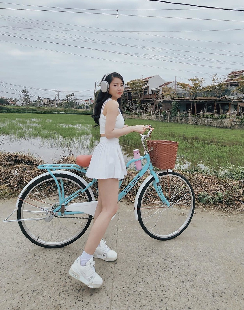 Cô chia sẻ loạt ảnh giản dị của mình khi du xuân ở Hội An (Quảng Nam). Tại đây, hot girl làng DJ "đốn tim" fan bởi diện mạo dễ thương khi diện "cây" trắng được mix giữa crop-top và chân váy ngắn.