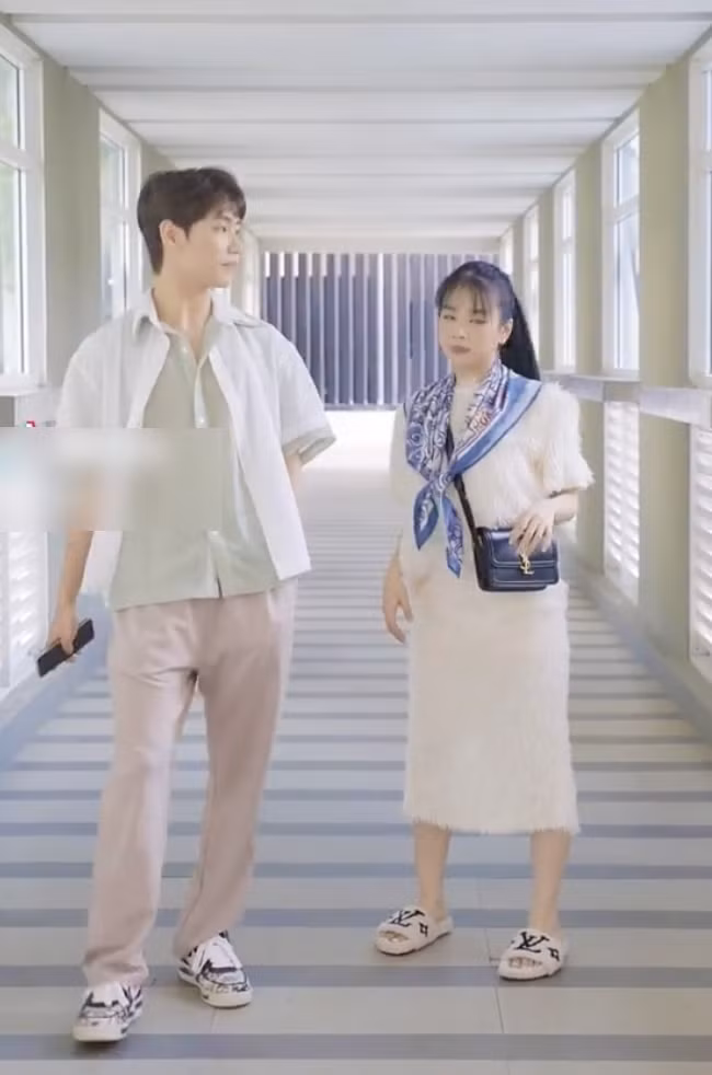 Theo đó, DJ Mie sử dụng set đồ lông trắng ngọt ngào. Tuy nhiên, mẫu váy thùng thình che chắn kỹ vòng 2 khiến hình thể cô bị dìm và trở nên mũm mĩm hơn.