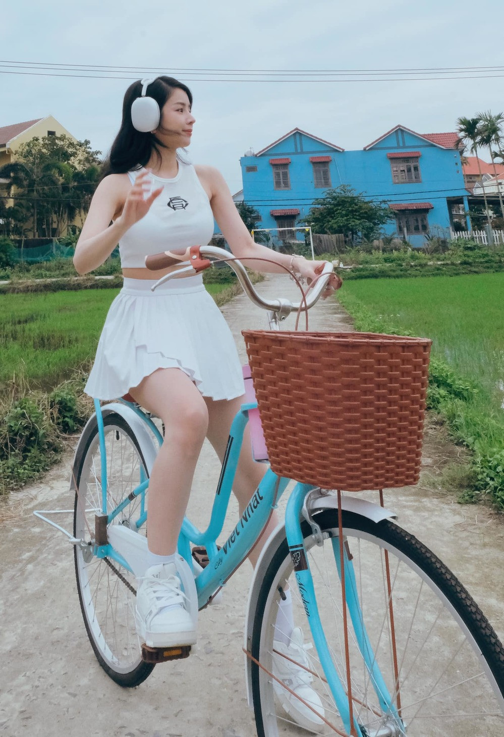 Người đẹp thậm chí còn tạo dáng nhắng nhít trên chiếc xe đạp khiến netizen thích thú.