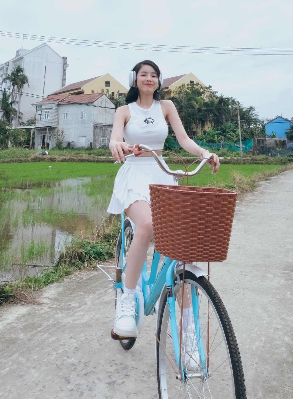 Người đẹp sinh năm 1995 mới đây đã chia sẻ loạt ảnh khoe eo nhỏ, đính chính thông tin sai lệch.