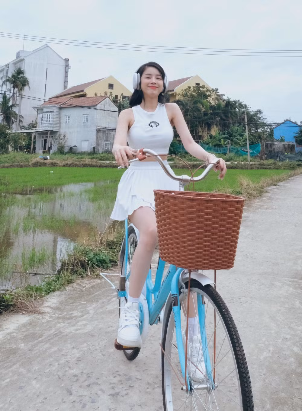 Người đẹp sinh năm 1995 mới đây đã chia sẻ loạt ảnh khoe eo nhỏ, đính chính thông tin sai lệch.