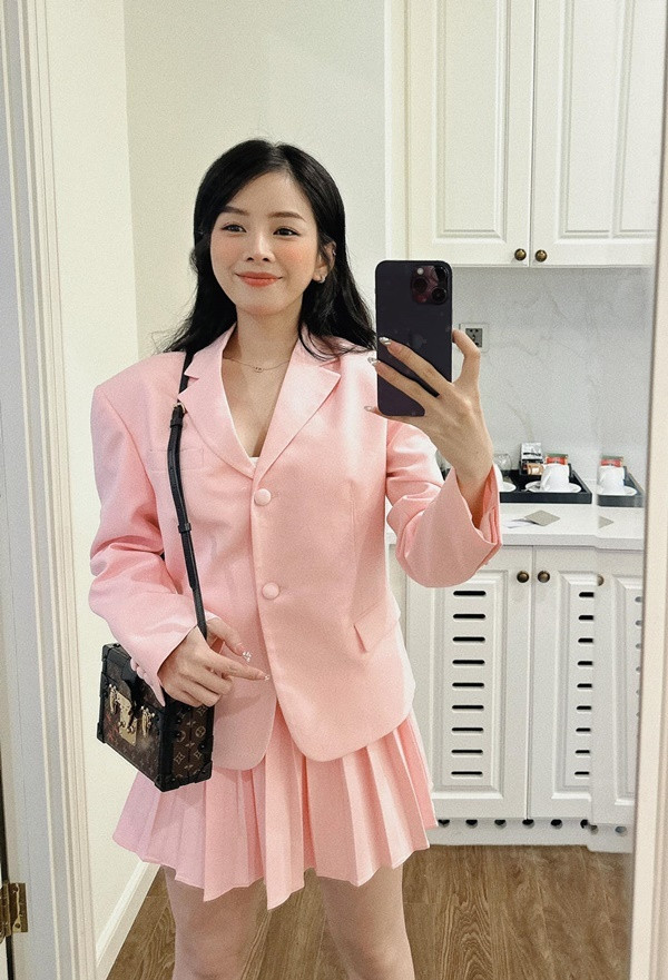 Phía dưới hình ảnh, nữ DJ xinh đẹp nhận về nhiều lời khen "có cánh" cho diện mạo trẻ trung, sành điệu.