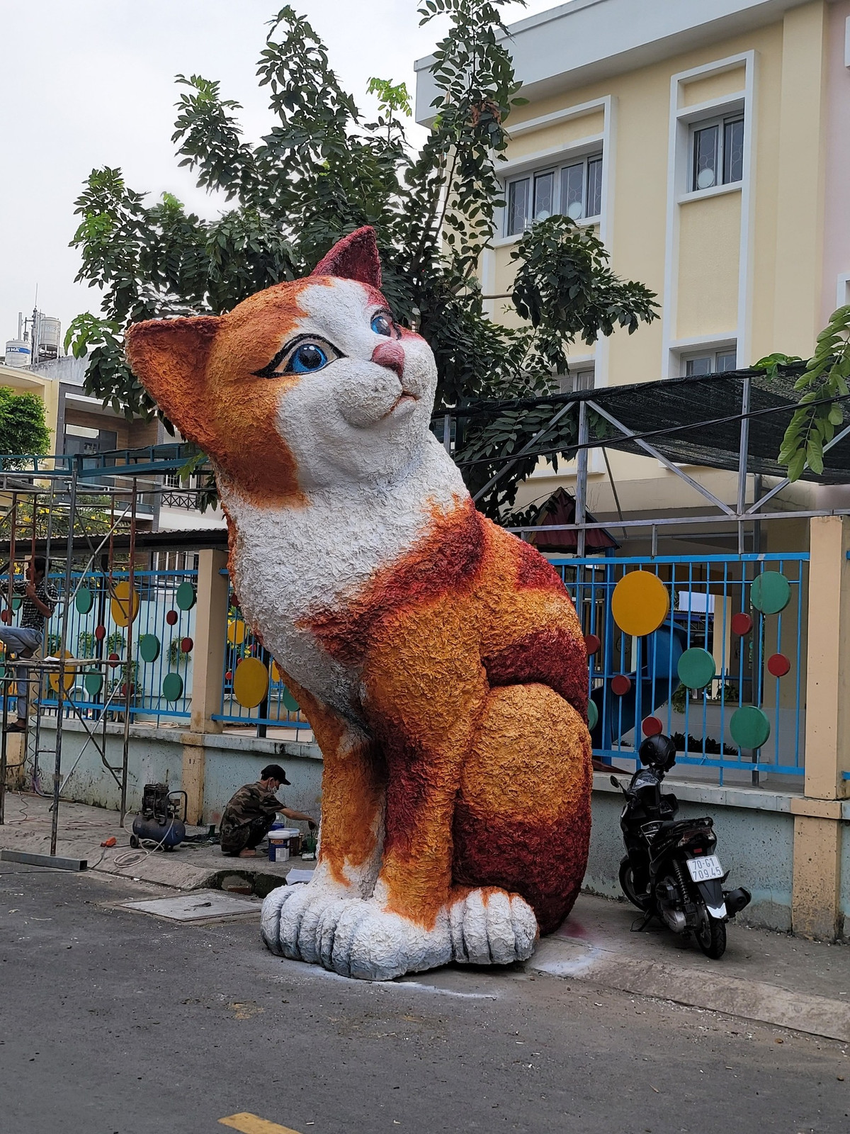 Biểu cảm của tượng mèo Nguyễn Huệ được cư dân mạng đánh giá ca, khác hẳn với những bức tượng ở địa phương khác.