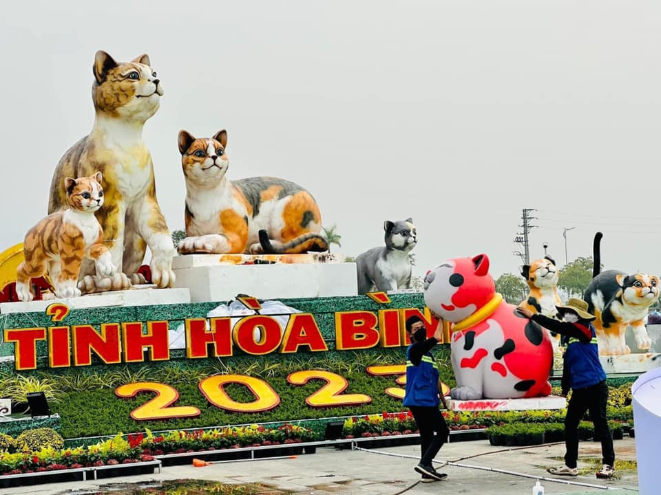 Tượng gia đình mèo ở Hoà Bình từng được netizen dành ngôi vị “hoa hậu mèo” 2023.