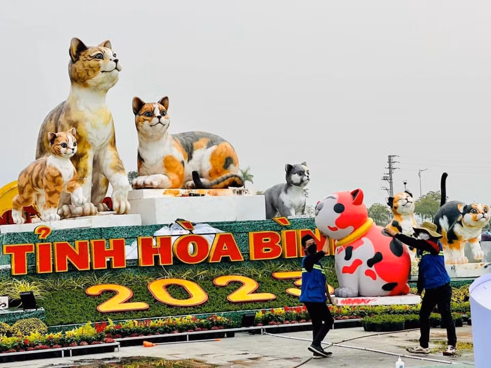 Tượng gia đình mèo ở Hoà Bình từng được netizen dành ngôi vị “hoa hậu mèo” 2023.