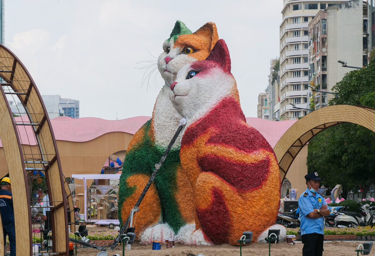 Tại đường hoa Nguyễn Huệ cũng đặt một đôi tượng mèo vô cùng dễ thương. Chúng được nhiều người khen ngợi là "hoa hậu và nam vương" vì cách tạo hình quá đáng yêu.