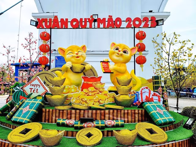 Ở thời điểm hiện tại tượng linh vật năm Quý Mão ở Quảng Trị đang soán ngôi "hoa hậu mèo", không biết có còn bức tượng linh vật nào đủ cạnh tranh với nó hay không? Ảnh: Tổng hợp