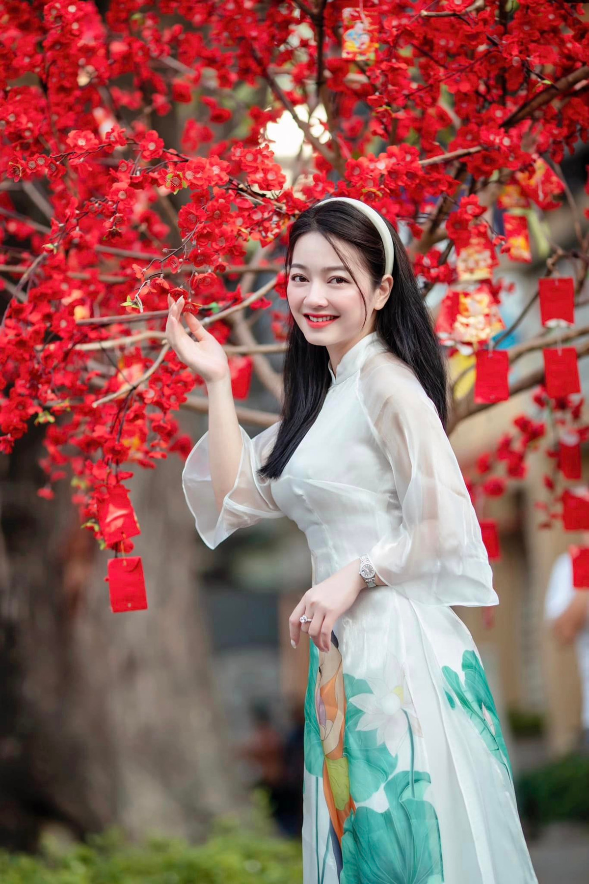 Trên trang cá nhân, Quỳnh Trâm cũng thường xuyên đăng tải những hình ảnh diện áo dài thướt tha đủ màu sắc.