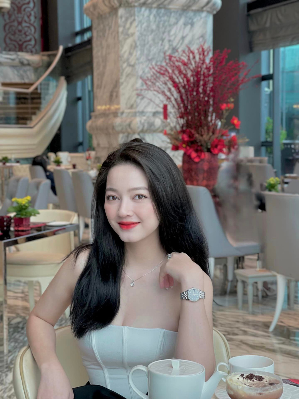 Quỳnh Trâm cũng đã dạng hóa hình ảnh của bản thân khi diện những bộ đồ tôn dáng. Ảnh: FBNV