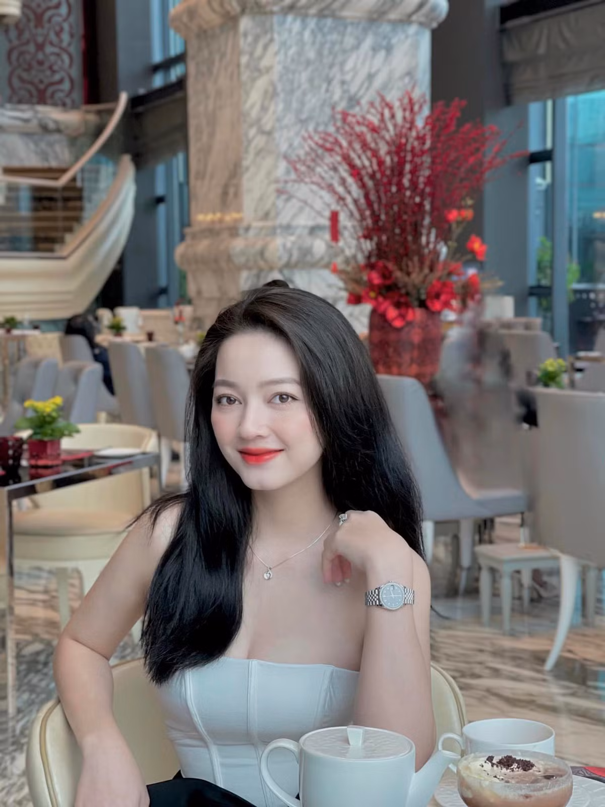 Quỳnh Trâm cũng đã dạng hóa hình ảnh của bản thân khi diện những bộ đồ tôn dáng. Ảnh: FBNV