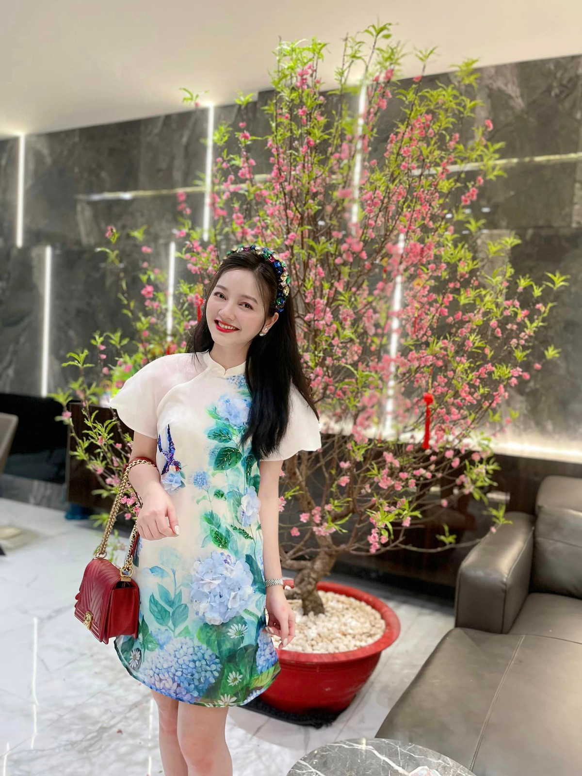 Không chỉ được netizen ưu ái dành tặng danh xưng "thiên thần áo dài", Quỳnh Trâm còn được khen ngợi là mặc áo dài đẹp như hoa hậu Mai Phương Thúy.