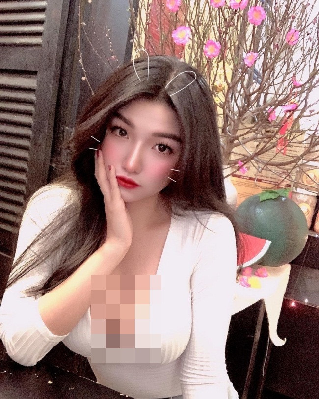 Khi quảng cáo hàng bán, cô thường chụp hình không lộ mặt nhưng vẫn thu hút sự chú ý nhờ vóc dáng đẹp.