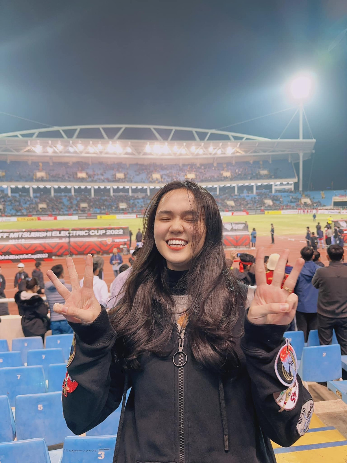 Phong cách thời trang của vợ cầu thủ Duy Mạnh được nhận xét giản dị hơn xưa.