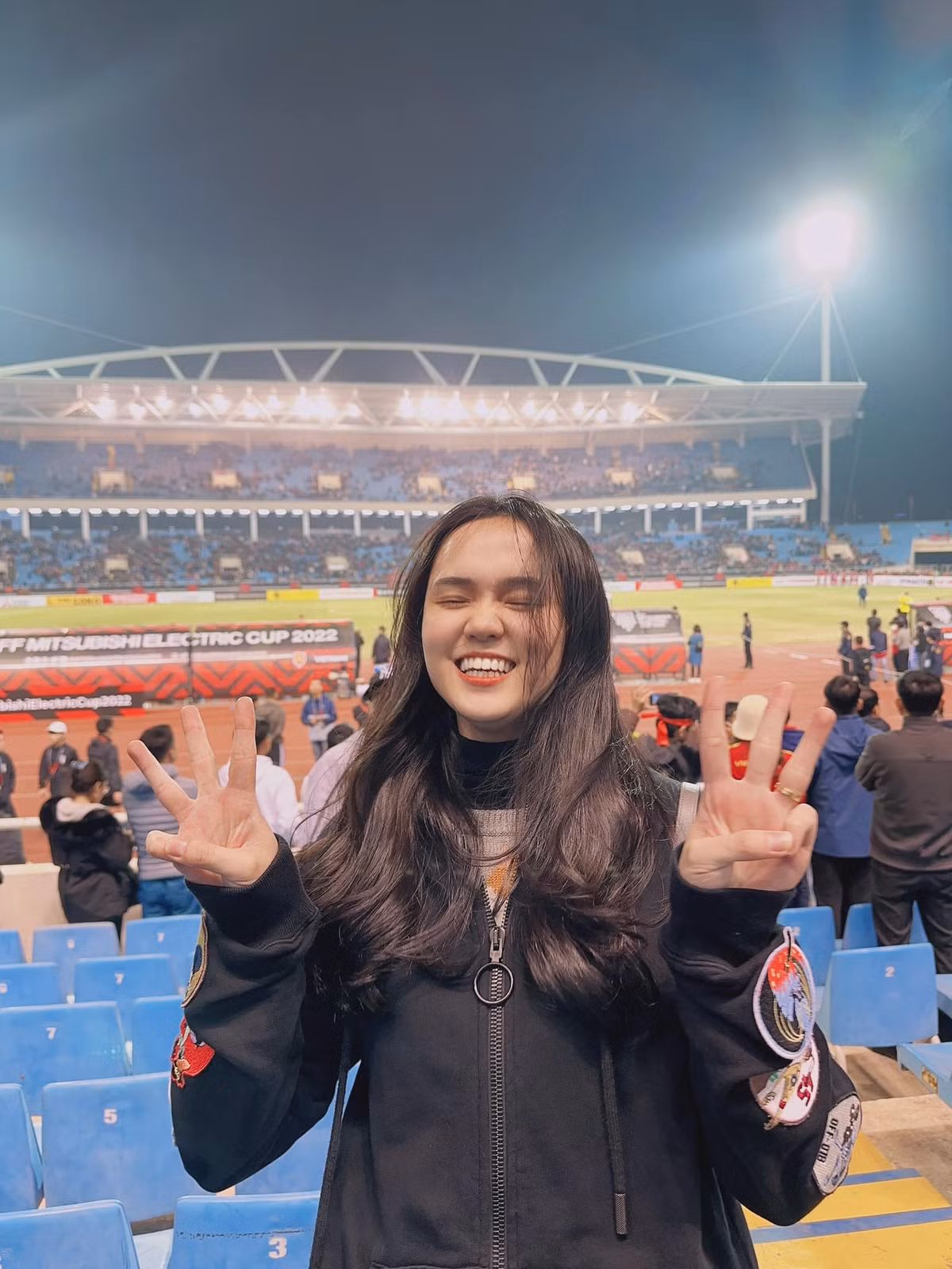 Phong cách thời trang của vợ cầu thủ Duy Mạnh được nhận xét giản dị hơn xưa.