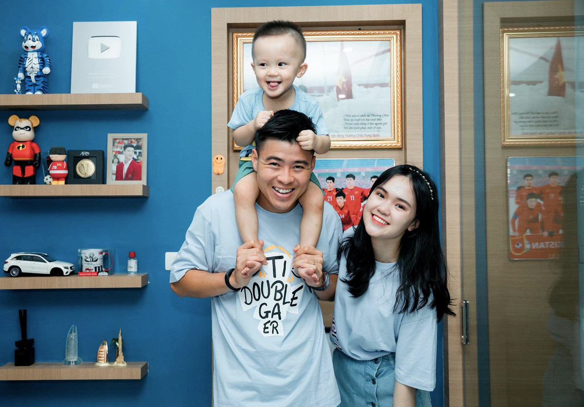 Cô chuộng những set đồ tối giản, thuận tiện cho việc di chuyển và chăm con nhỏ.