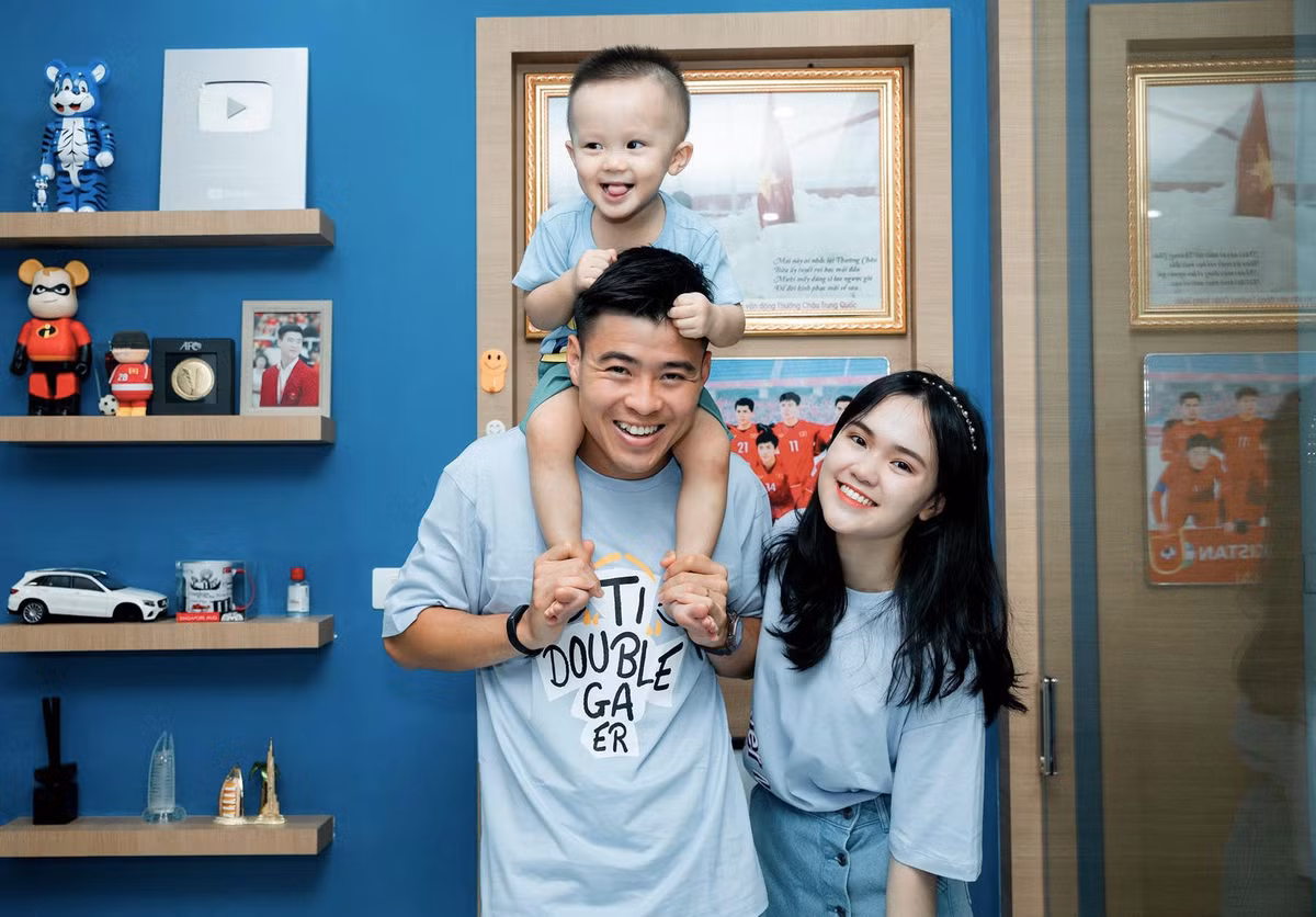 Cô chuộng những set đồ tối giản, thuận tiện cho việc di chuyển và chăm con nhỏ.