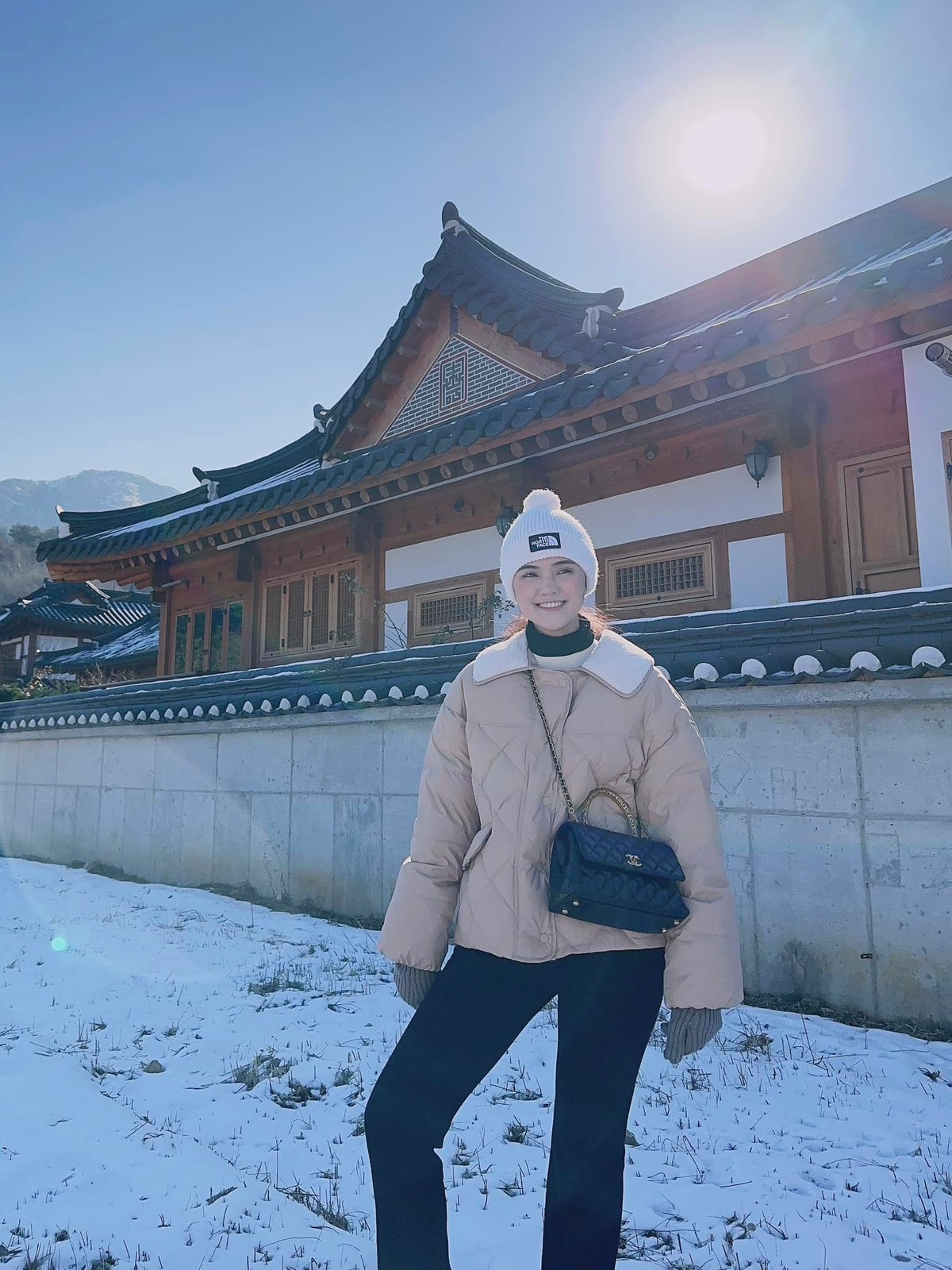 Sinh con xong, nàng WAG bắt đầu hành trình lấy lại vóc dáng. Dù thân hình không như thời son rỗi nhưng gương mặt của cô được nhật xét mặn mà.