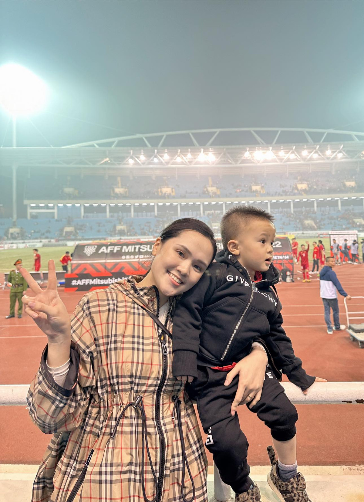 Lần này lên sóng trên trang cá nhân của anh xã, con gái cựu chủ tịch CLB bóng đá Sài Gòn nhìn khác hẳn khi trang điểm và dát toàn hàng hiệu trên người.