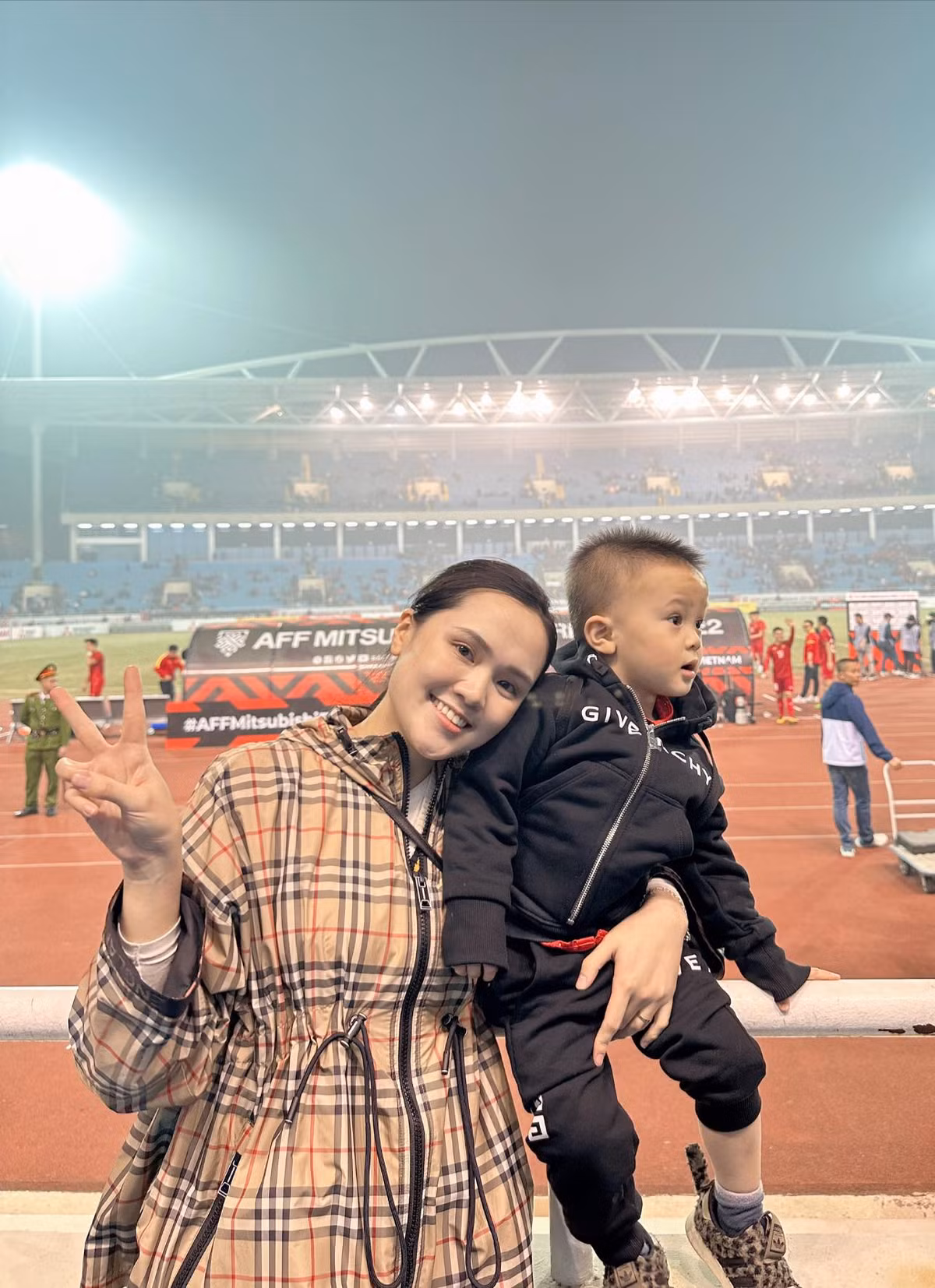 Lần này lên sóng trên trang cá nhân của anh xã, con gái cựu chủ tịch CLB bóng đá Sài Gòn nhìn khác hẳn khi trang điểm và dát toàn hàng hiệu trên người.