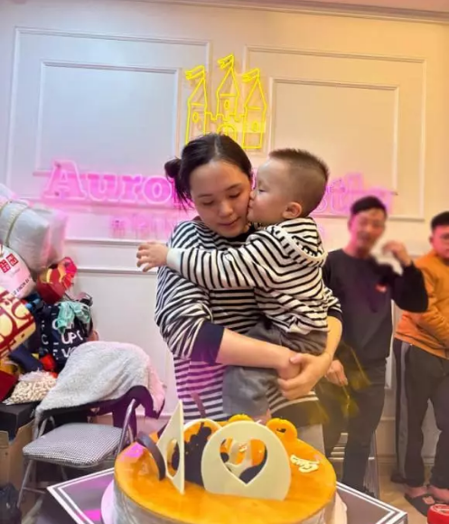 Trong hình vợ Duy Mạnh để lộ đầu tóc rối bời. Nhưng bù lại cô gây ấn tượng với làn da mịn màng.