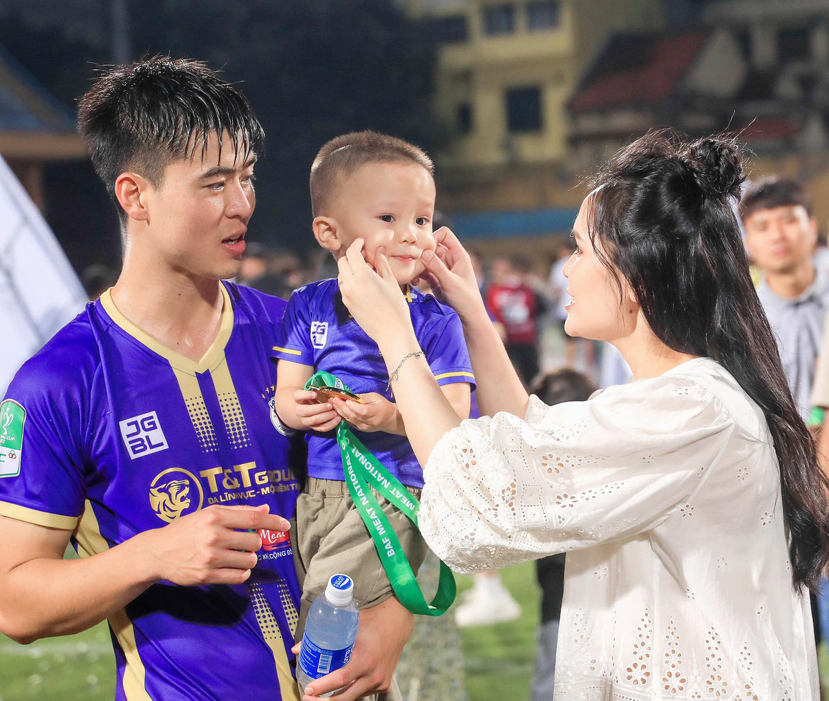 Nhìn vóc dáng và phong cách củaQuỳnh Anh thời điểm hiện tại đúng chuẩn mẹ bỉm sữa.