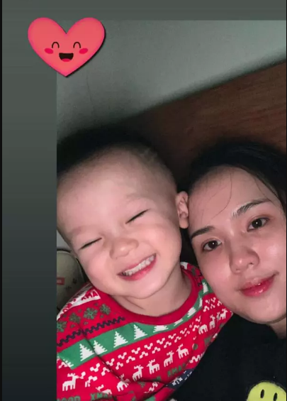 Mới đây trên story Facebook vợ Đỗ Duy Mạnh - Quỳnh Anh có bài đăng gây chú ý. Theo đó, cô chia sẻ khoảnh khắc chụp ảnh selfie cùng bé Ú.