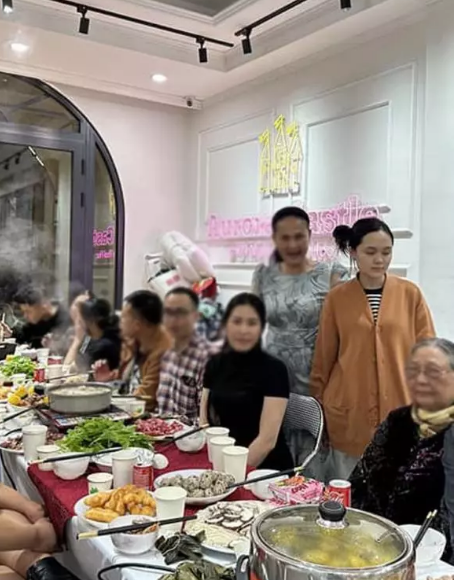 Dù khác hẳn ảnh lên đồ chỉn chu đi dự tiệc nhưng nhan sắc lần này "công chúa béo" nhà cầu thủ Duy Mạnh khiến cư dân mạng ghen tị.