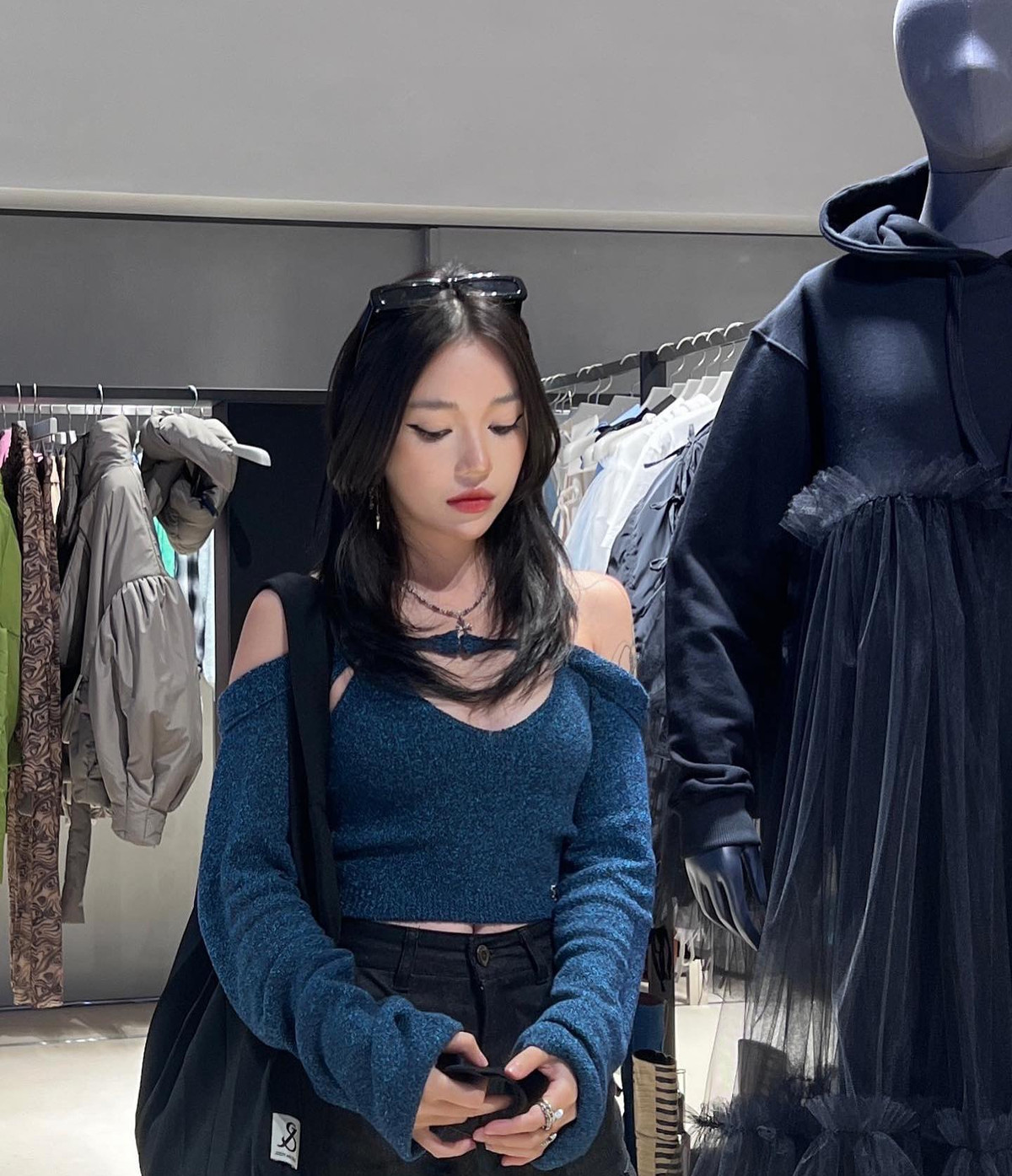 Về phần bạn trai Linh Ngọc Đàm, anh chàng rất chăm chỉ bình luận phía dưới những bài đăng của bạn gái.