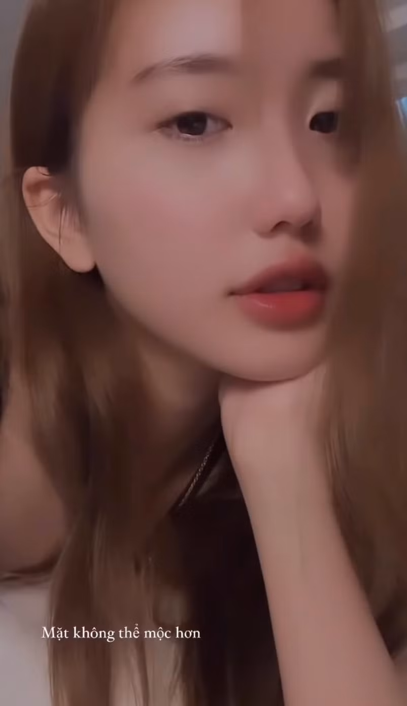 Huyền 2K4 còn không ngần ngại khoe mặt mộc, có thể thấy gương mặt tự nhiên của cô đẹp không tì vết.