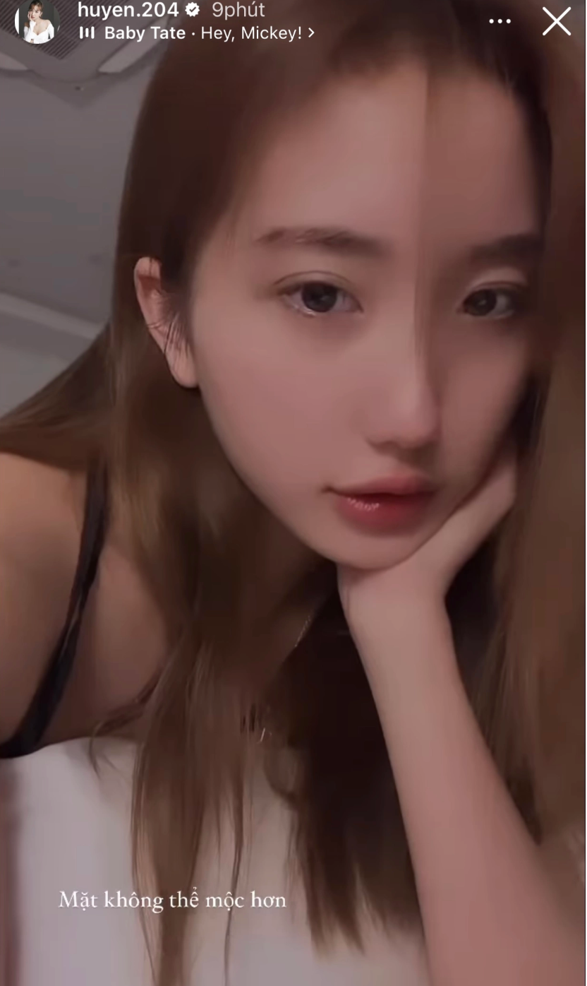 Trên trang cá nhân của mình, Lê Thị Khánh Huyền đăng tải những hình ảnh ăn Tết tại gia đình chồng và về Quảng Ninh với bố mẹ đẻ. Dù phải di chuyển nhiều nơi khá mệt nhưng cô vẫn được nhiều người khen bởi nhan sắc xinh đẹp, thu hút.