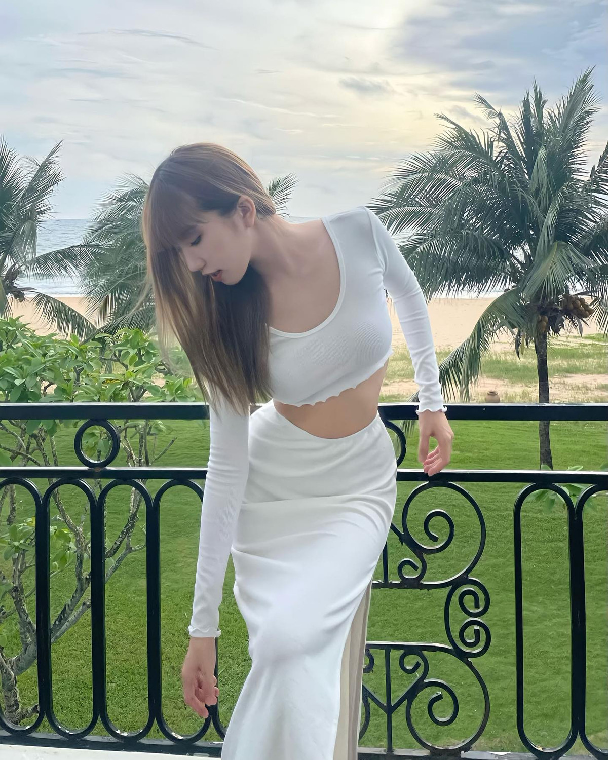 Bên cạnh loạt scandal về đời tư, cô gái trẻ còn gây ấn tượng khi sở hữu gương mặt xinh đẹp, ngoại hình gợi cảm cùng gu thời trang đa dạng. Ảnh: FBNV