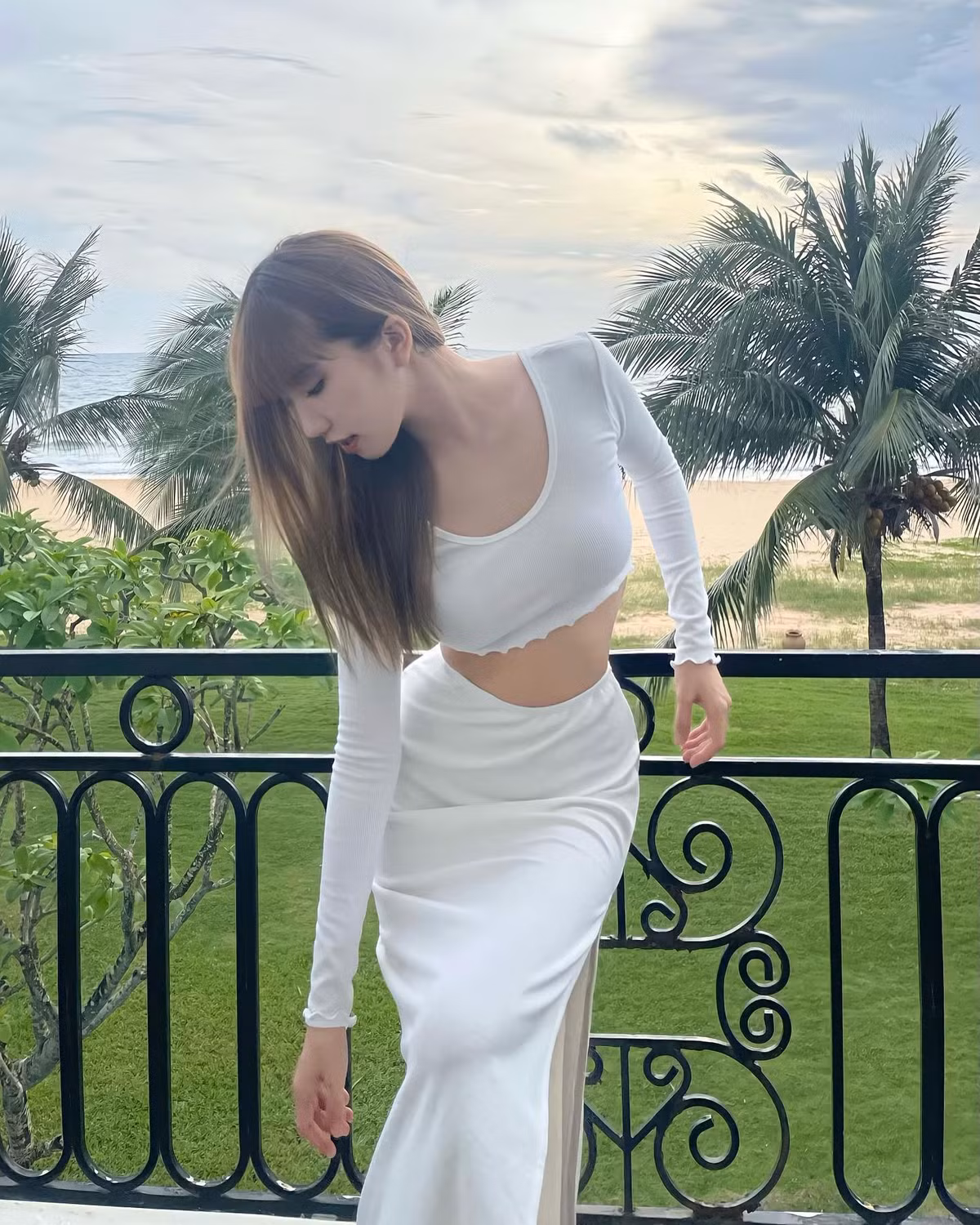 Bên cạnh loạt scandal về đời tư, cô gái trẻ còn gây ấn tượng khi sở hữu gương mặt xinh đẹp, ngoại hình gợi cảm cùng gu thời trang đa dạng. Ảnh: FBNV