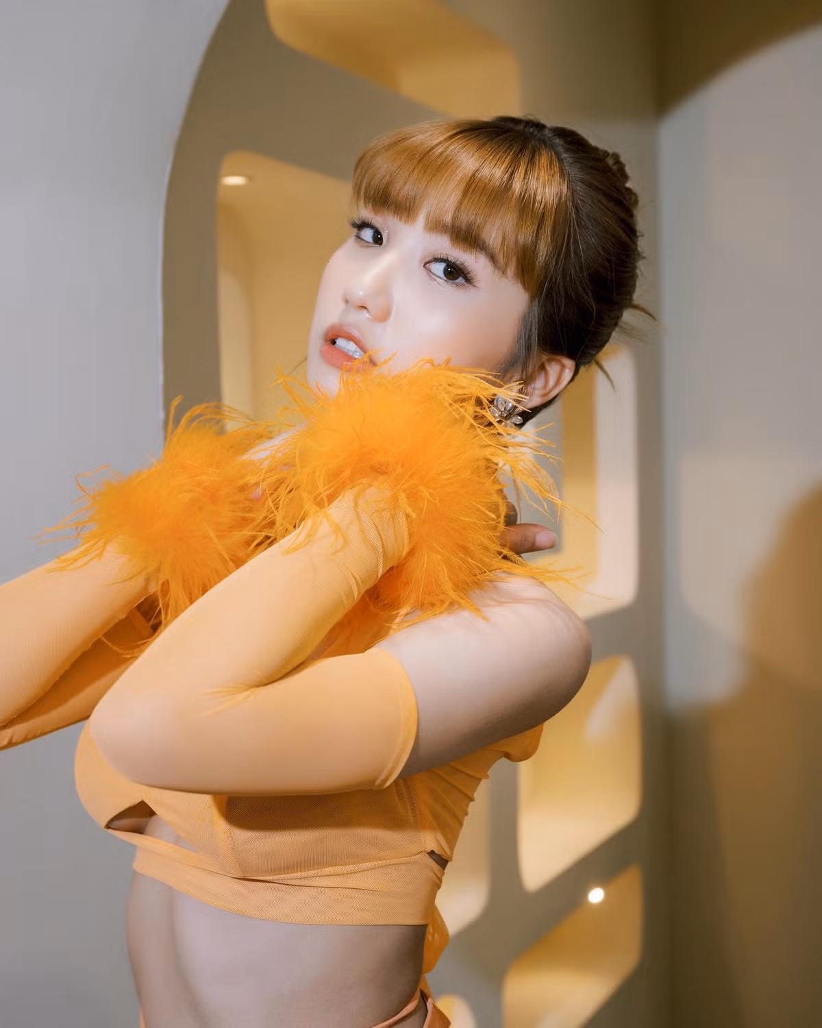 Khánh Huyền (SN 2004, đến từ Quảng Ninh) được nhiều người biết đến trong vai trò mẫu ảnh, các clip bắt trend trên TikTok.