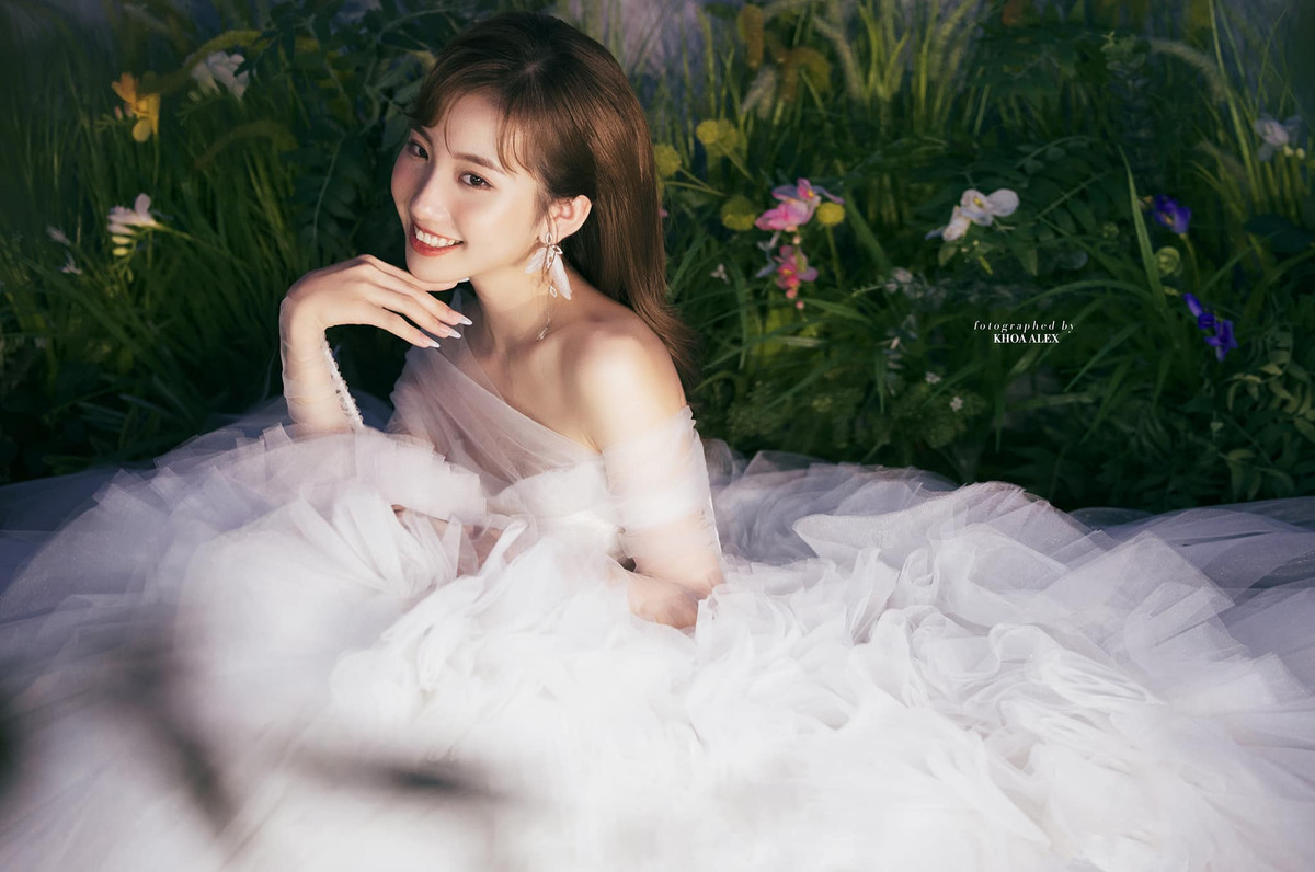 Trước đó, trong một đoạn clip biến hình ngày cưới, cô nàng đã nhận được vô số lời khen với gương mặt mộc.