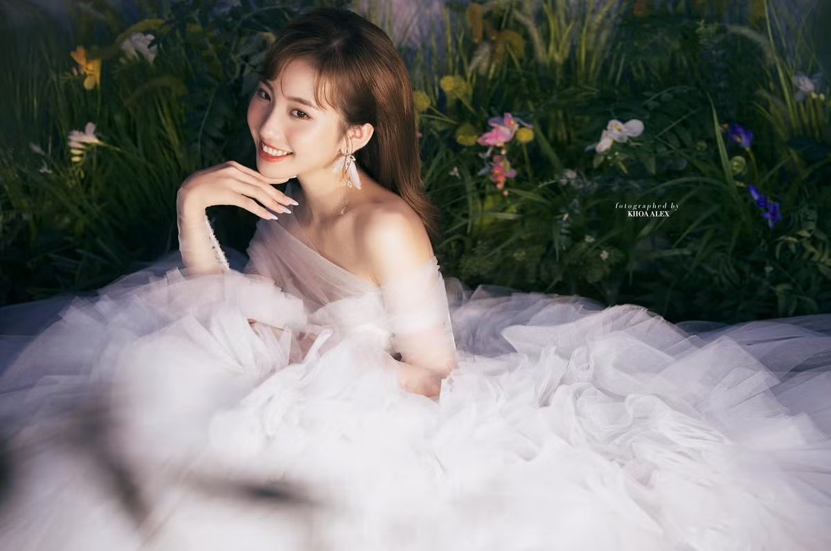 Trước đó, trong một đoạn clip biến hình ngày cưới, cô nàng đã nhận được vô số lời khen với gương mặt mộc.